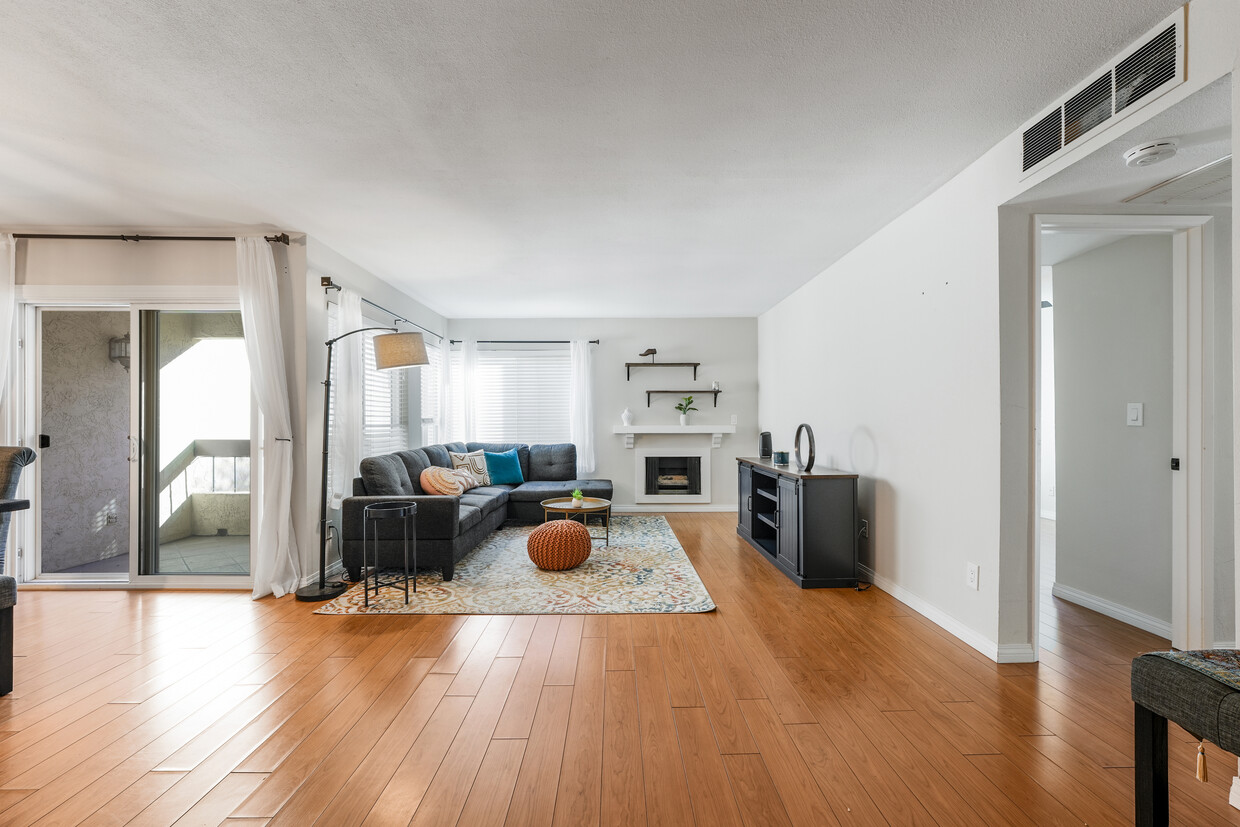 Foto principal - 6747 Friars Rd