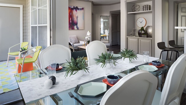 Comedor y sala de estar del apartamento con pisos de madera. - Bridge at Soco Crossing