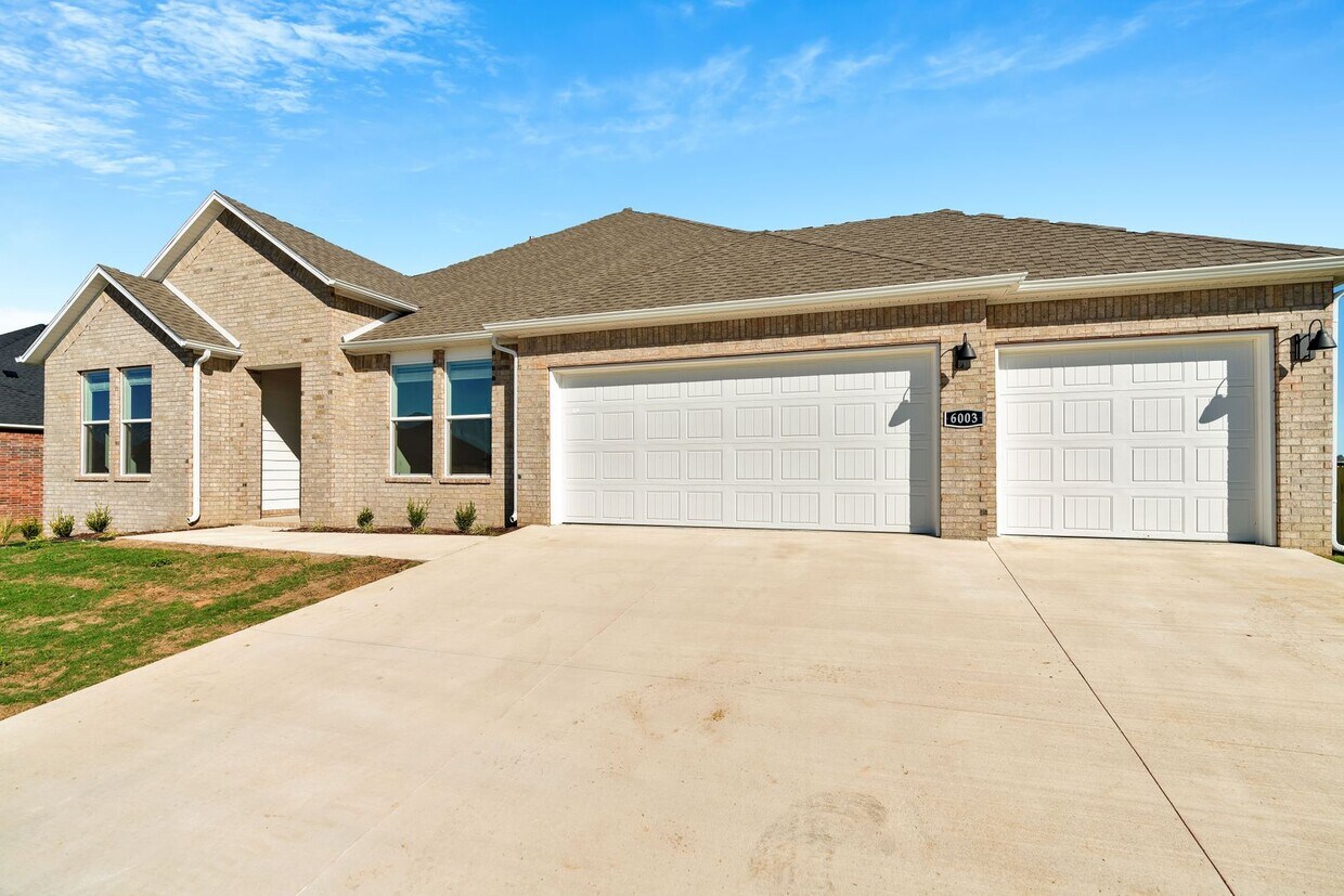 Foto principal - Brand-New 4 Bedroom in Siloam Springs! 3-C...