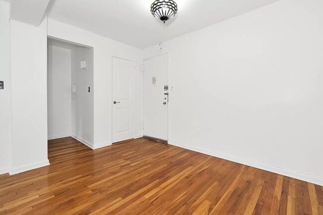 Building Photo - Spacious 1 bedroom 1 bathroom
