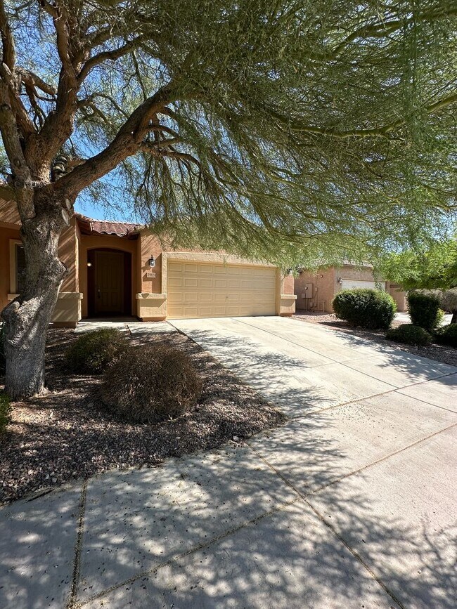 Building Photo - Spacious 4 bedroom, 2 bath in Excellent Lo...