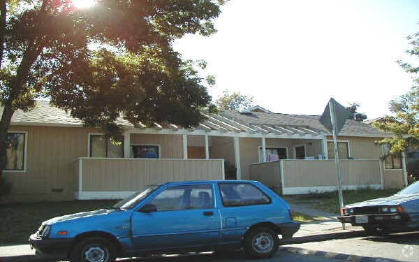 Building Photo - 2557 Kenton Ct