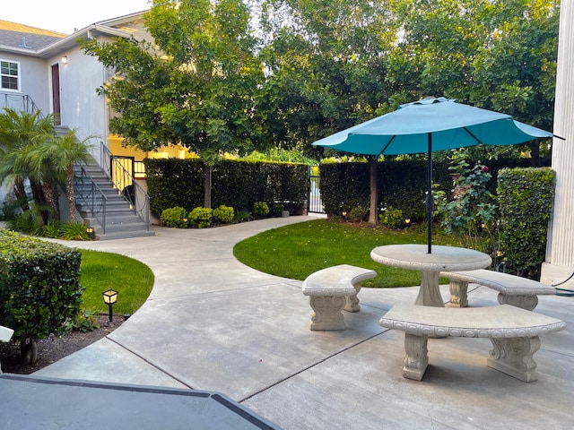 Garden Courtyard - 12024 Moorpark St
