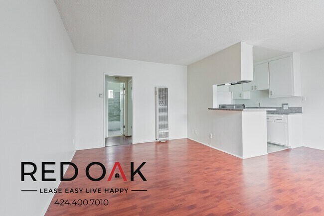 Building Photo - ~Newly Refinished~ Inviting One Bedroom on...