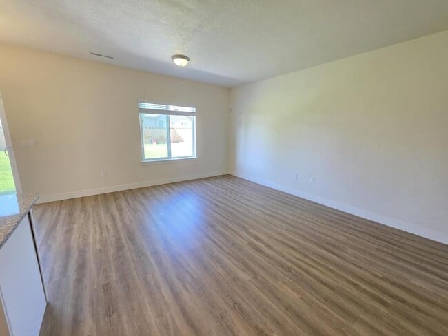 Building Photo - 946 W 600 S