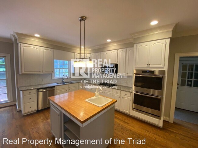 Building Photo - 5 br, 3.5 bath House - 3807 Buncombe Drive