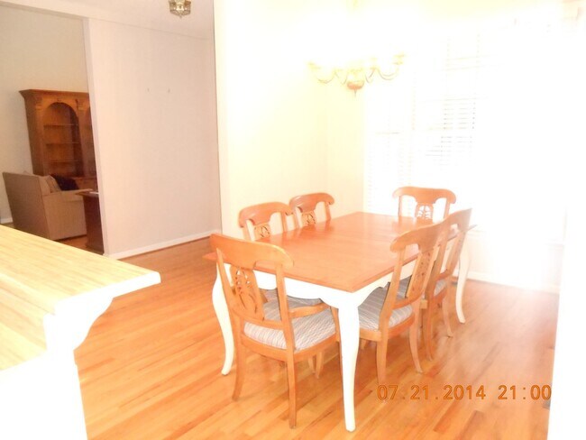 Building Photo - 3 Bedroom house in walking distance to Lake Robinson!