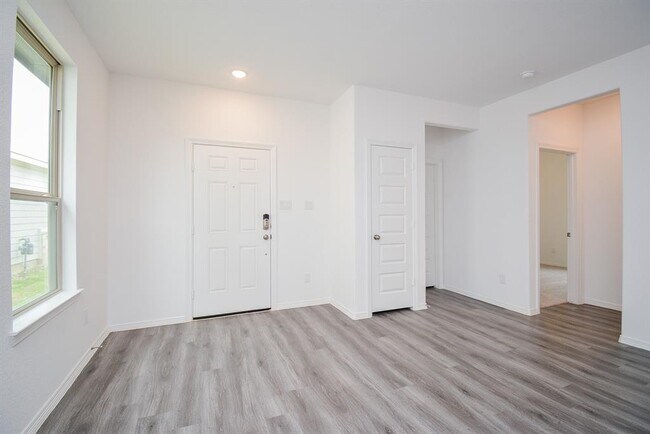 Foto del edificio - 16500 Moss Ln