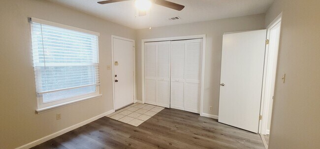 Building Photo - CUTE 3/2 w/ Vaulted Ceilings, Washer/Dryer...