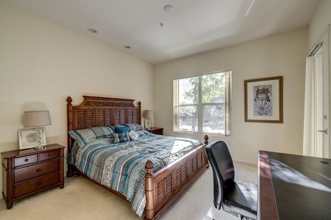 Foto del edificio - STUNNING 3 BEDROOM 2 FULL BATH FIRST FLOOR...
