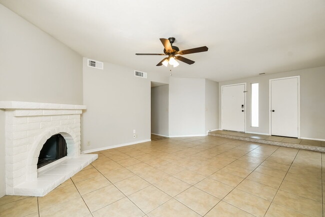 Building Photo - 503 W Cheyenne Dr