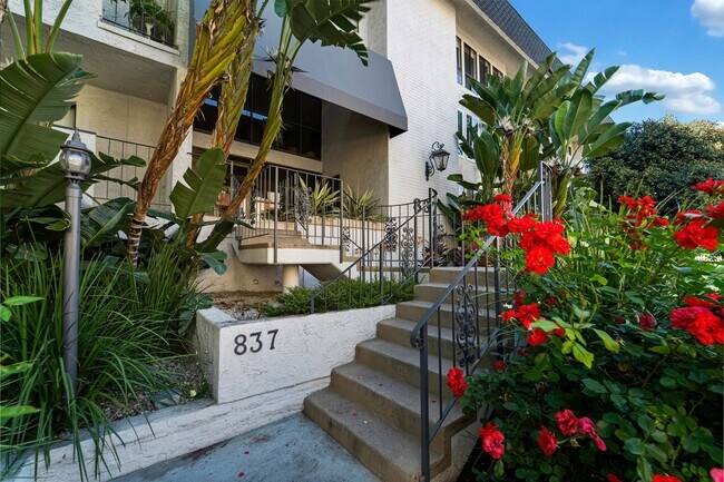 Building Photo - West Hollywood 2 Bedroom 2 Bathroom | Prime Location Between Melrose & Santa Monica Blvd