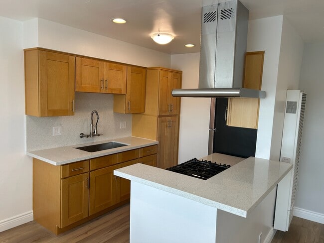 Nueva cocina de diseño, armarios, fregadero, encimeras de cuarzo y electrodomésticos - 3821 Rosemead Ave