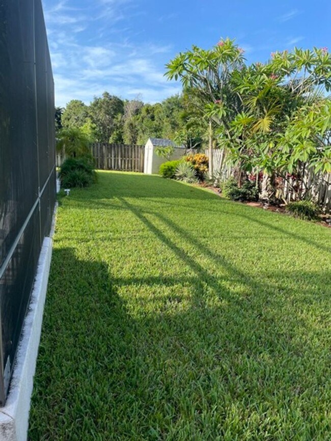 Building Photo - Well maintained large 4/2/2 corner lot poo...