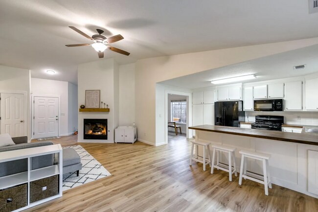 Foto del edificio - Home Near Mountain View School off of Shas...