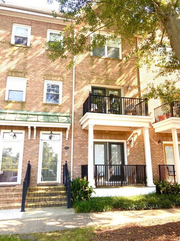 Primary Photo - Beautiful 3 Bedrm, 3.5 Bath townhouse with...