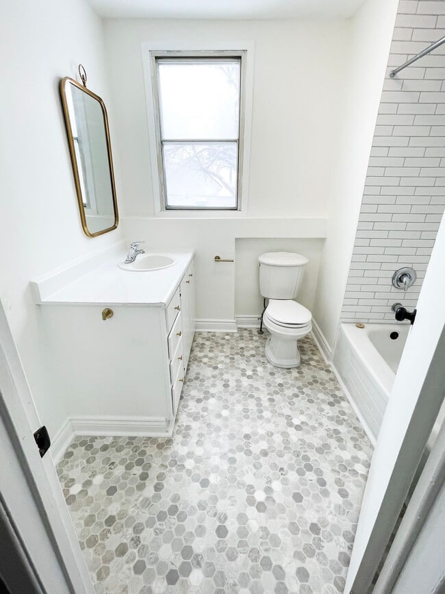 Bathroom - 46 Tiffin St