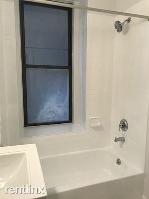 Building Photo - 5 W 55th St