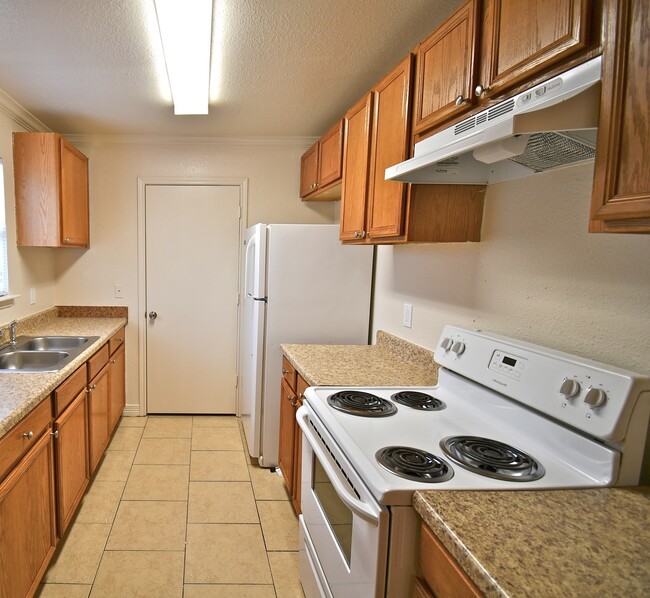 Building Photo - 2 Weeks Free Rent!!! Cute 3 Bedroom 1 Bath...