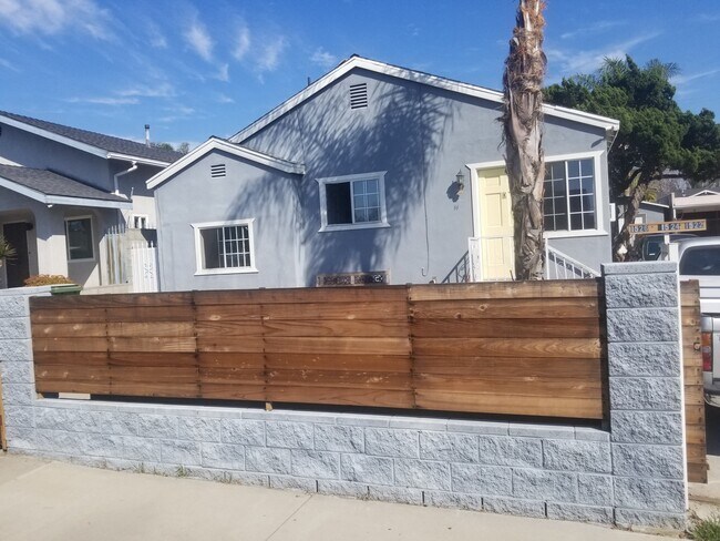 Private front yard - 1526 Hazelwood Ave