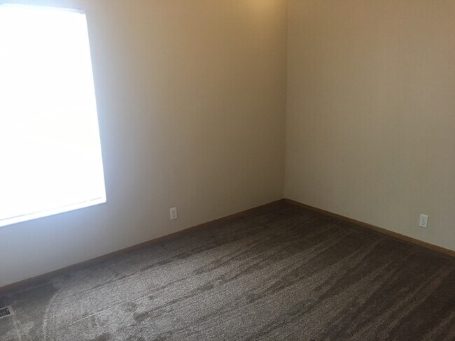 Building Photo - Spacious West Jordan Home!