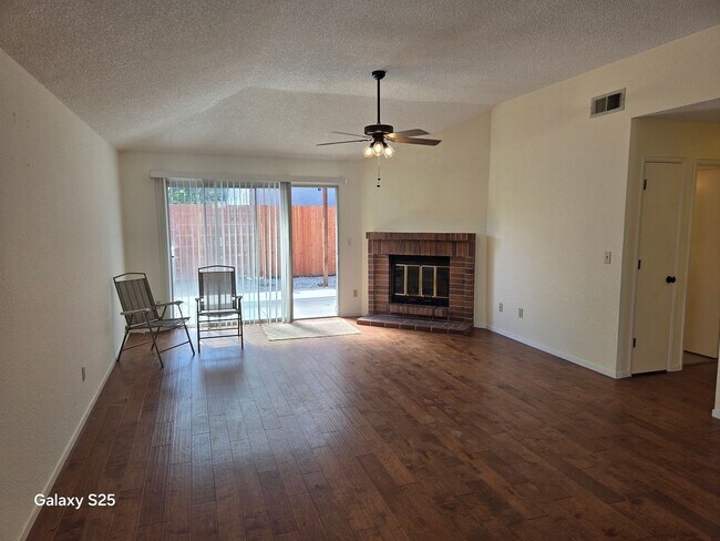 Foto del edificio - Three Bedroom Two Bathroom Home in Antelope