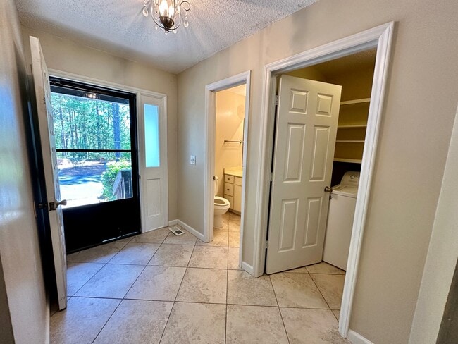 Building Photo - 240 Persimmon Dr