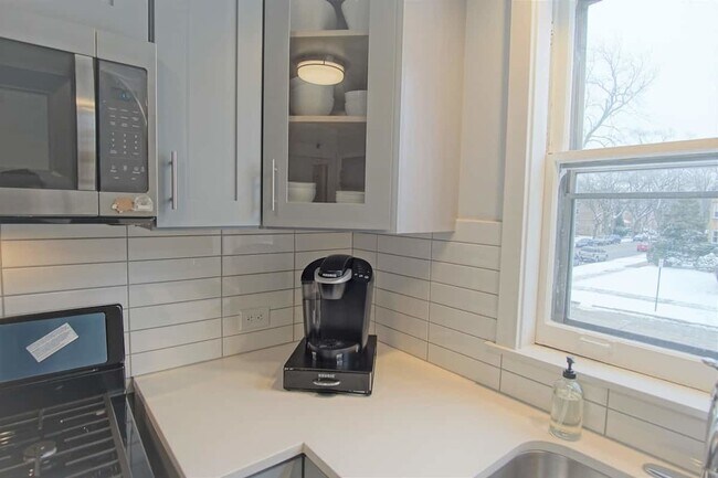 Building Photo - 8700 Trumbull Ave