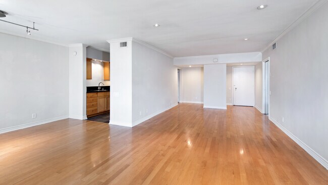 Building Photo - 1025 N Kings Rd