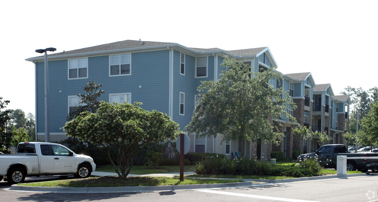 Building Photo - The Flats at UNF