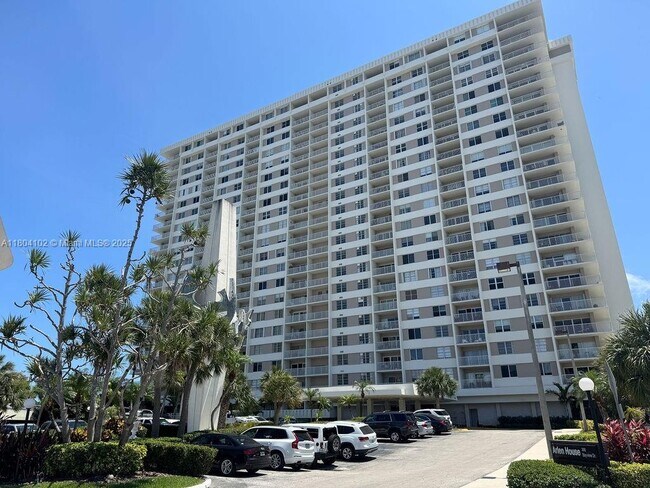 Building Photo - 300 Bayview Dr
