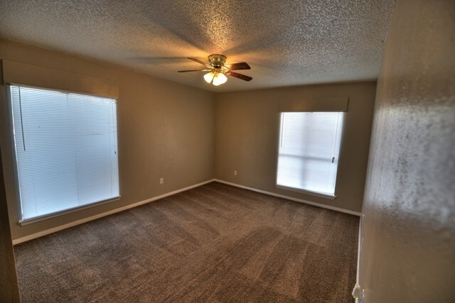 Building Photo - Very cute 2 bed 2 bath!!