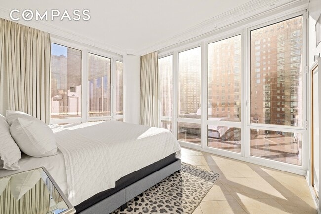 Foto del edificio - 310 W 52nd St