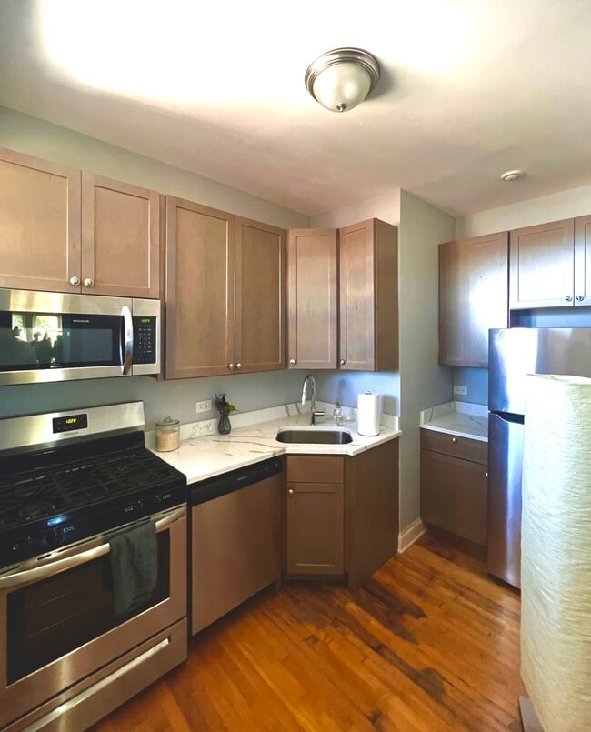 Building Photo - 2820 W Dickens Ave