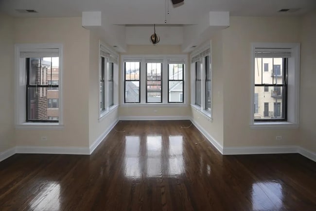 Building Photo - 3710 N Wilton Ave