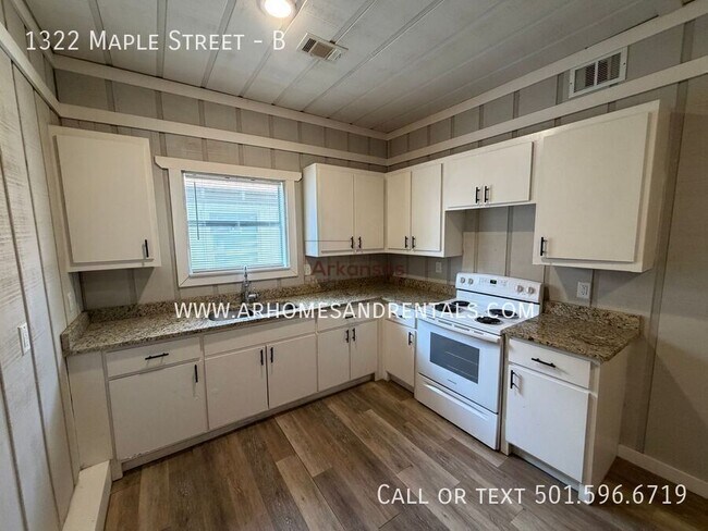 Building Photo - 1322 Maple St