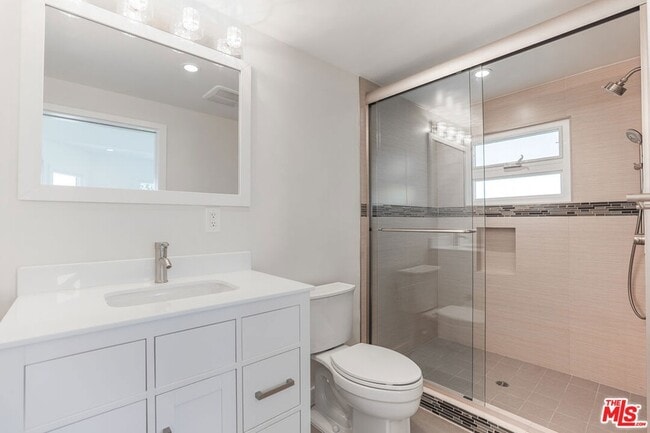 Building Photo - 31 Breeze Ave