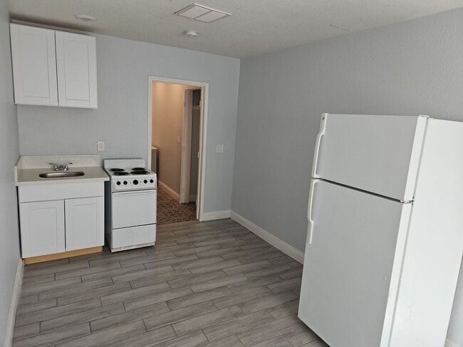 Building Photo - STUDIO HOME IN DOWNTOWN LAS VEGAS!