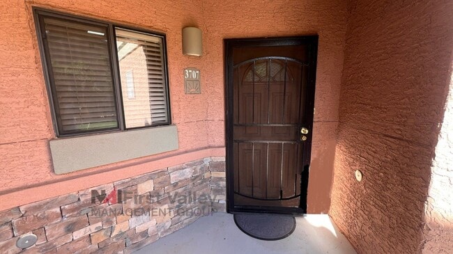 Building Photo - 2 Bedrooms, 2 Baths