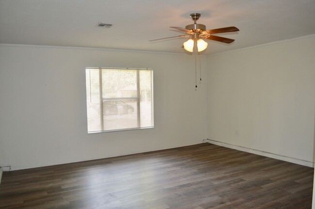 Foto del edificio - Charming 3 bed 2 bath with a converted gar...