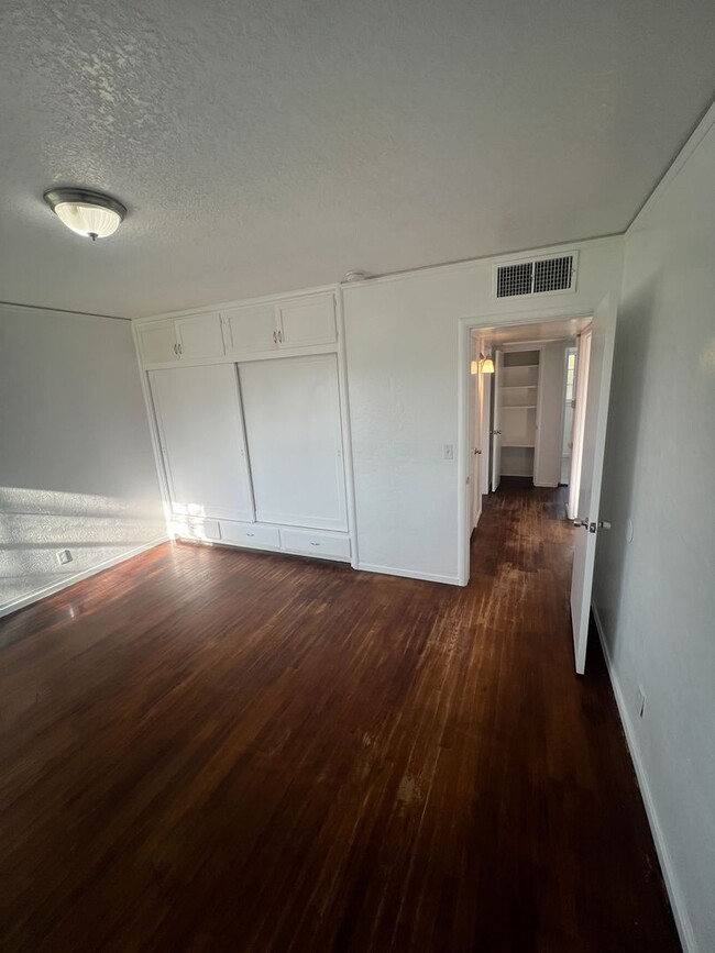 Building Photo - Spacious 2-Bedroom Home with Private Yard,...