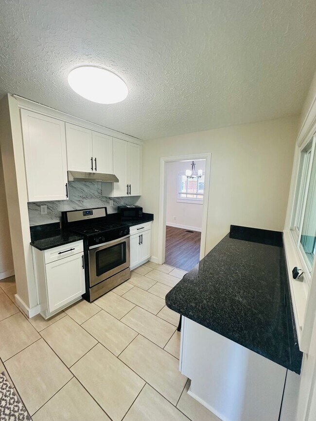 Building Photo - Charming and Updated Cul-de-Sac Gem with Year-Round Sunroom and Spacious Backyard!