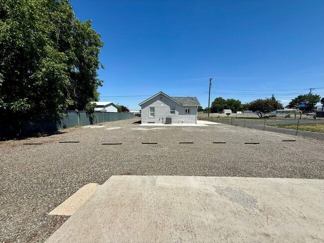 Foto del edificio - Charming 2-Bedroom Home with Patio, Storage & Plenty of Parking