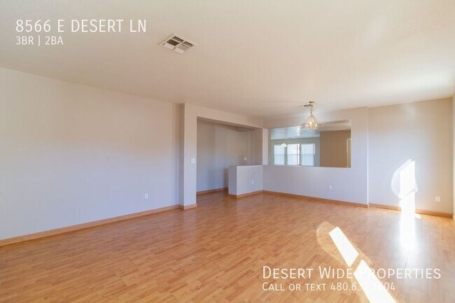 Foto del edificio - 8566 E Desert Ln