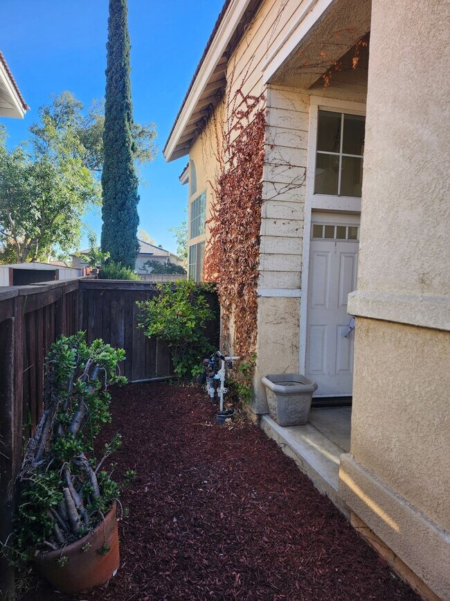 Building Photo - Spacious 4-Bedroom Home in a Prime Location