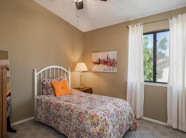 Foto del edificio - Spacious 4-Bed, 2-Bath Home with 2,034 Sq Ft of Comfort!"