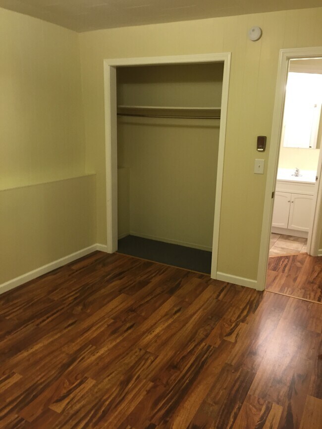 Foto del edificio - 429 E Broadway St