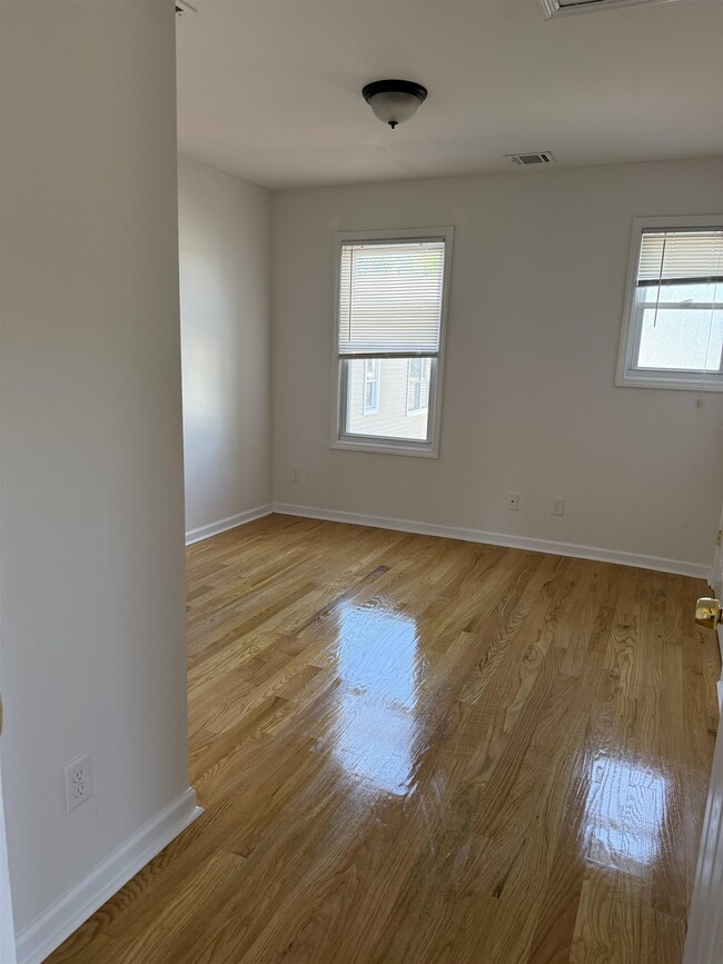 Building Photo - 16-18-18 N Front St