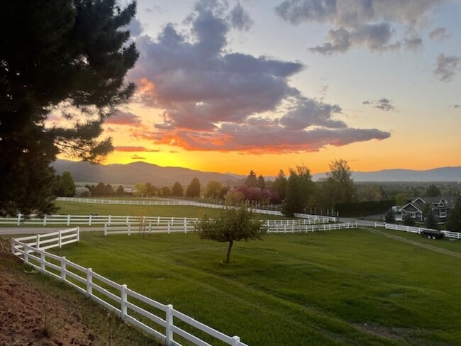 Building Photo - Very Large Ranch Style on South Hills