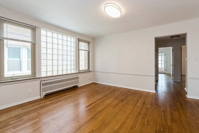 Foto del edificio - Spacious 2 Bedroom on Quiet Street featuring Central Air, Fireplace, Dishwasher, Private Screened...